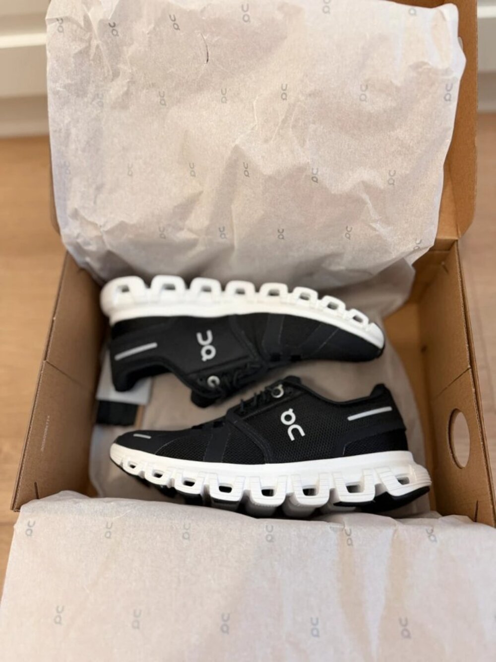 Women’s On Cloud 6 Black White Running Shoes US 5